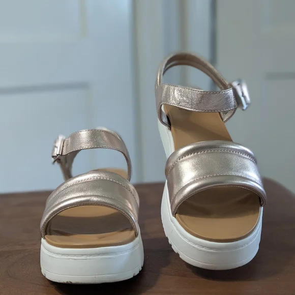 UGG Metallic Gold Sandals Platform Soles Excel Used Condition Weekend Sz 6.5
